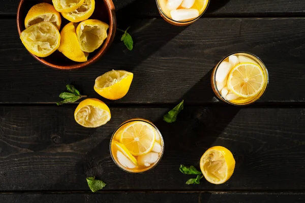 Lemon Iced Tea Dark Background Refreshing Summer Drink Made Fresh — Stock Photo, Image