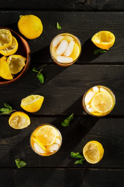 Lemon Iced Tea Top View Dark Background Refreshing Summer Drink — Stock Photo, Image