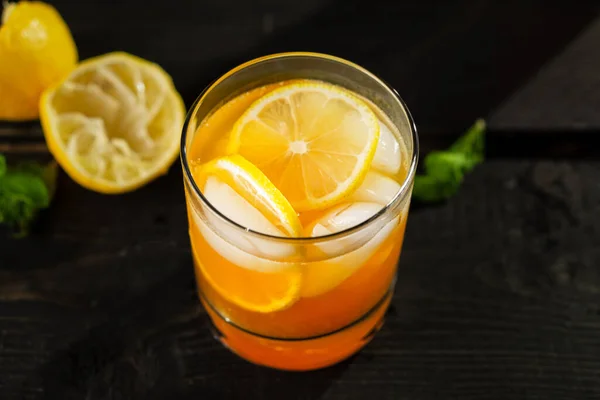 Teh Lemon Citrus Menutup Dengan Latar Belakang Gelap Minuman Musim — Stok Foto