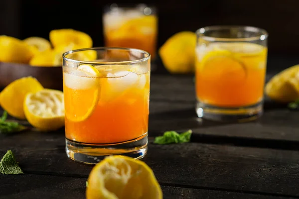 Teh Gelas Lemon Buatan Sendiri Dengan Latar Belakang Gelap Minuman — Stok Foto