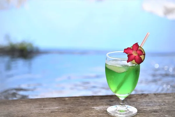 Green Summer Drink Glass Wood Table Seaside — Stock Photo, Image