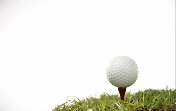 Golfbal Witte Achtergrond Van Tee Geïsoleerd Voor Kopie Ruimte — Stockfoto