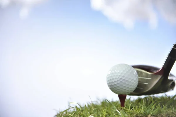 Bola Golfe Tee Com Cabeça Clube Céu Nuvem Fundo Para — Fotografia de Stock