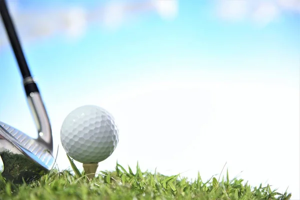 Bola Golfe Tee Nuvem Céu Fundo Para Espaço Cópia — Fotografia de Stock