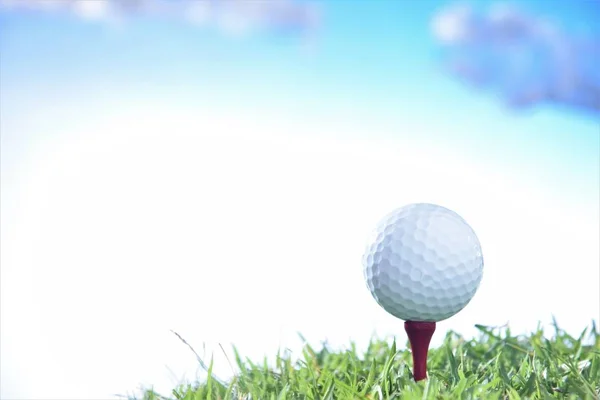 Golfbal Tee Wolk Hemelachtergrond — Stockfoto