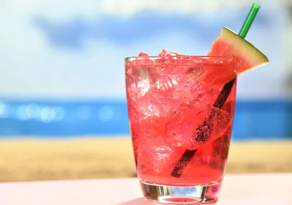 夏の冷たい飲み物氷とサラ フレーバー シロップ — ストック写真