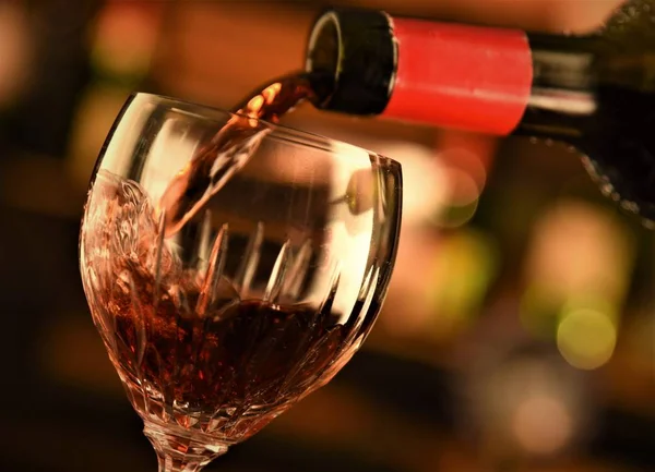 Versando Vino Rosso Nel Bicchiere — Foto Stock