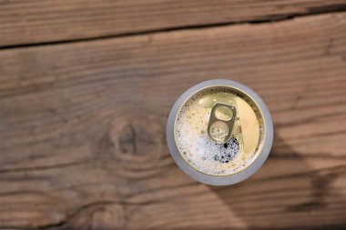 eski ahşap masa üstü görünümü üzerinde açılan soğuk bira olabilir