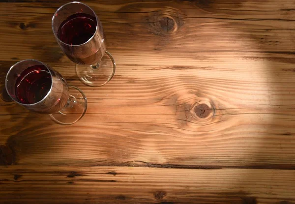 Bicchieri Vino Rosso Sul Vecchio Tavolo Legno — Foto Stock