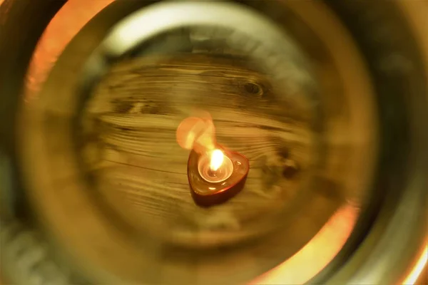 Kerzenlicht Auf Holztisch Aufnahme Durch Spezialeffektfilter — Stockfoto