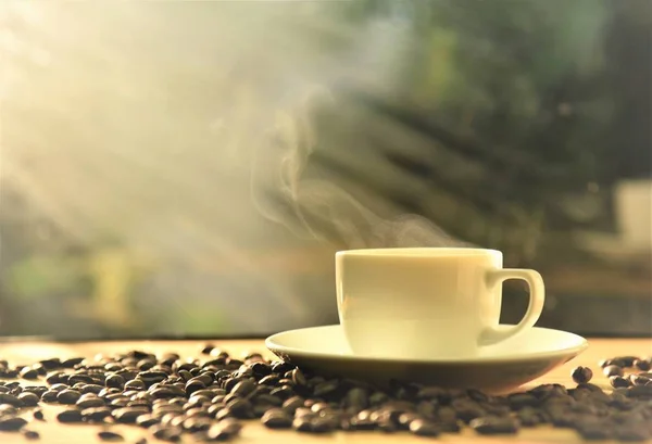 Morgen Heißgetränktasse Mit Gerösteten Kaffeebohnen Auf Holztisch Morgensonne Retro — Stockfoto