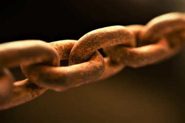 paslı demir zinciri yakın koyu arka plan üzerinde