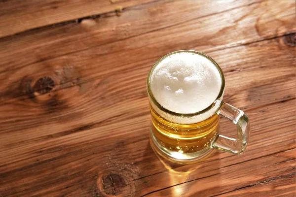 Vaso Cerveza Sobre Mesa Madera — Foto de Stock