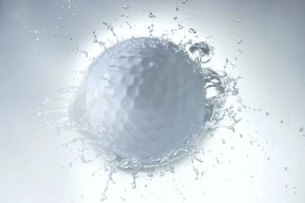 Aşırı Closeup Golf Topu Topu Bir Anda Suya Düşmek — Stok fotoğraf