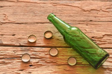 boş yeşil bira şişe kapakları eski ahşap zemin üzerinde yatıyordu