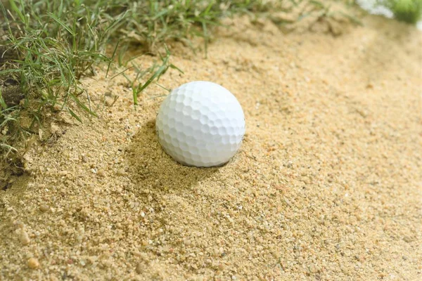Μπάλα Του Γκολφ Καταφύγιο Άμμου — Φωτογραφία Αρχείου