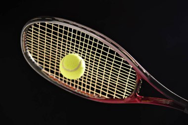 Tenis topu raket izole siyah arka plan ile; stüdyo çekim