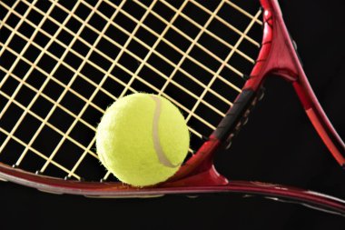 Tenis topu raket izole siyah arka plan ile; stüdyo çekim