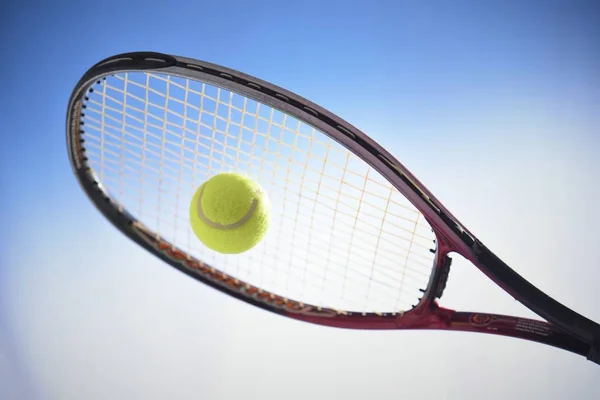 Tennisball Mit Schläger Isoliert Schwarzem Hintergrund Studioaufnahmen — Stockfoto