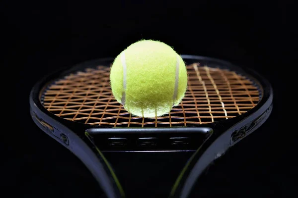 Tennisbal Met Racket Studio Schieten — Stockfoto