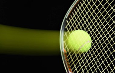 Tenis topu raket için hareketli hızlı