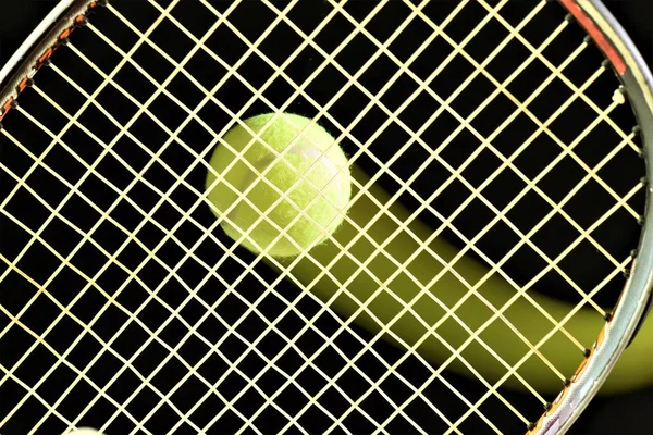 Pelota Tenis Moviéndose Raqueta Con Seguimiento Sombra — Foto de Stock