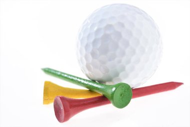 izole tees closeup beyaz arka plan üzerinde beyaz golf topuyla