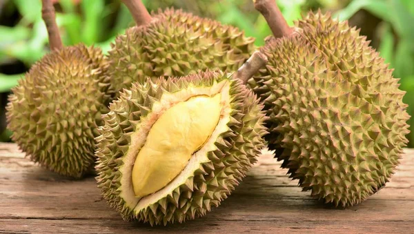 Frutta Fresca Durian Laici Tavolo Legno Giardino — Foto Stock