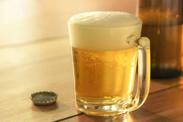 Copo Cerveja Completo Com Garrafa Tampa Mesa Madeira — Fotografia de Stock