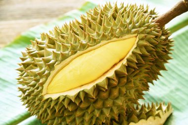 durian, rambutan ve mangosten bahçede ahşap masa üzerinde muz yaprağı üzerinde yatıyordu