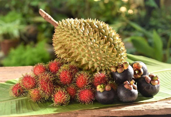 Durian Rambutan Mangostan Leżał Liść Banana Drewnianym Stole Ogrodzie — Zdjęcie stockowe
