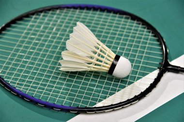 badminton mahkeme arka plan üzerinde raket ile shuttlecock