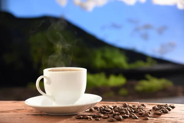 Taza Café Caliente Frijoles Sobre Tabla Madera Vista Montaña Fondo — Foto de Stock