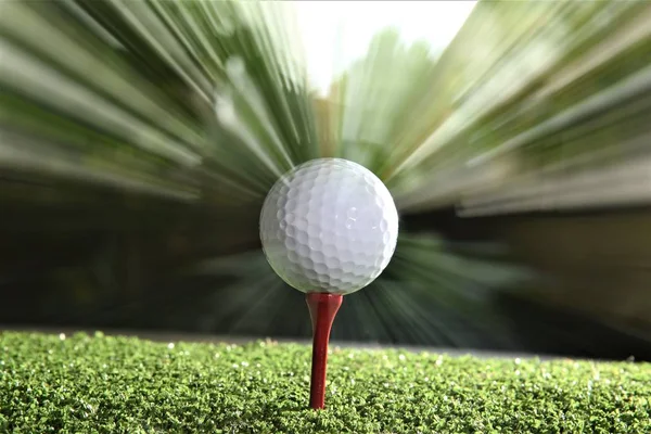 Hareketli Arka Plan Üzerinde Kırmızı Tee Golf Topu — Stok fotoğraf