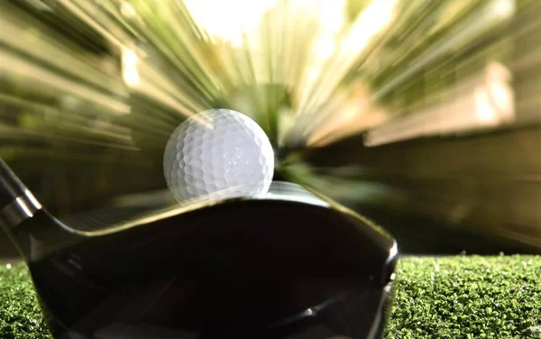 Bola Golfe Tee Vermelho Com Cabeça Clube Motorista Movimento Fundo — Fotografia de Stock