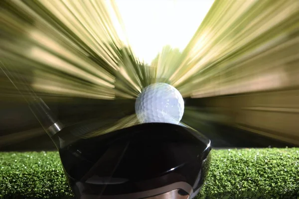 Golfball Auf Rotem Abschlag Mit Fahrerschläger Frontal Auf Sich Bewegendem — Stockfoto