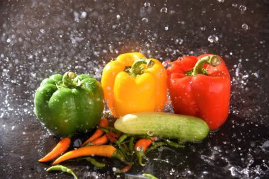 taze sebze.biber biber ve salatalık su sıçrama