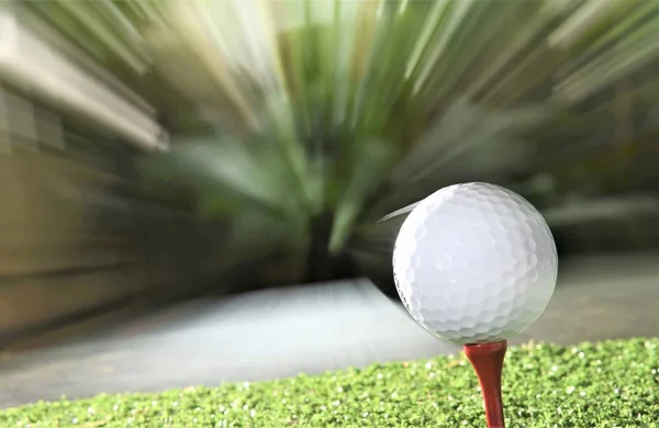 Golf Topu Hareketli Arka Plan Üzerinde Tee Yatıyordu — Stok fotoğraf