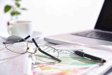  Ofis masasında gazete ve bilgisayar