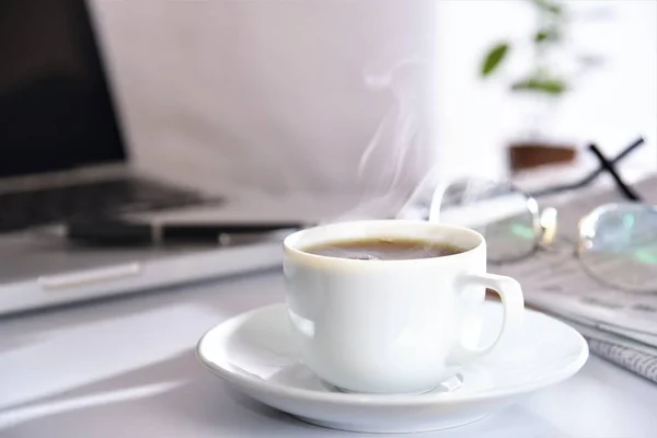 Filiżanka Gorącej Kawy Stole Biurowym — Zdjęcie stockowe