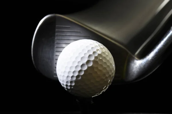 Golfboll Med Iron Club Head Ögonblicket Tee Svart Bakgrund — Stockfoto