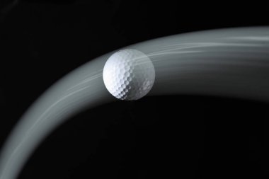 siyah arka plan üzerinde iz ile golf topu