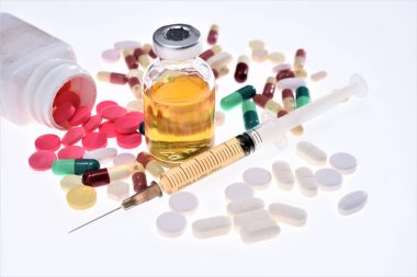 ilaç ve şırınga ilaç tablet, hap, beyaz arka plan üzerinde kapsül