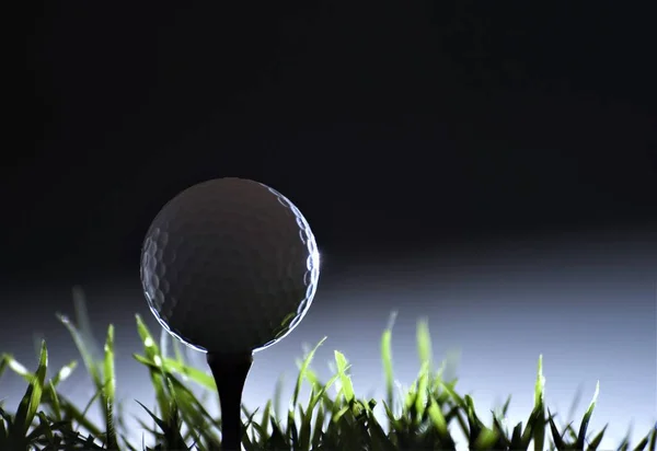 Golfboll Tee Silhouette Belysning Mörk Bakgrund — Stockfoto