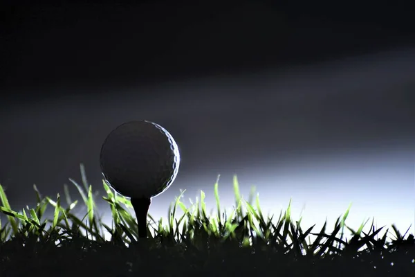 Tee Siluet Aydınlatma Koyu Arka Plan Golf Topu — Stok fotoğraf