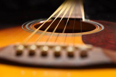 akustik gitar dizesinin yakın çekim;sığ alan derinliği