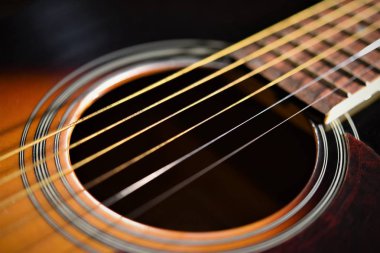 akustik gitar dizesinin yakın çekim;sığ alan derinliği