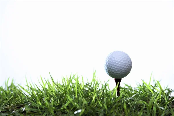 Golfboll Röd Tee Isolerad Vit Bakgrund — Stockfoto