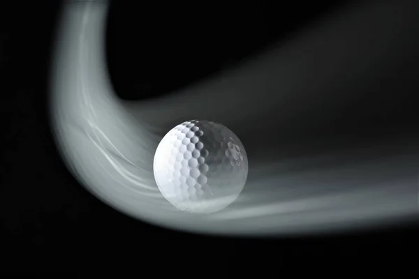 Bola Golfe Com Trilha Fundo Preto — Fotografia de Stock