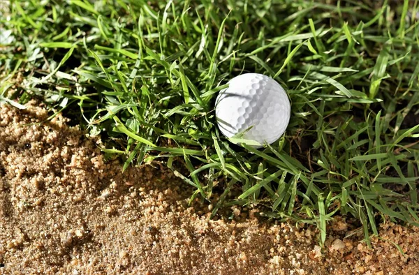 Golfball Rauen Sand Neben Sandbank — Stockfoto